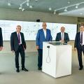 (v.l.n.r.): Michael Kalthoff (Vorstand Finanzen, RAG), Andreas Welz (Abteilungsleiter Bergbau und Energie NRW, Bezirksregierung Arnsberg), Regierungspräsident Hans-Josef Vogel, Peter Schrimpf (Vorstandsvorsitzender, RAG), Dr. Michael Drobniewski (Betriebsdirektor Grubenwasserhaltung, RAG) 