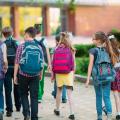 Eine Gruppe von Kindern auf dem Weg zur Schule.