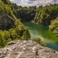 Blick in einen Bergsee in einem ehemaligen Steinbuch