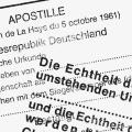 Zwei Stempelabdrücke von Beglaubigungen und Apostillen.