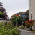 Die Flaggen von Nordrhein-Westfalen, der Bundesrepublik Deutschland und der Europäischen Gemeinschaft von einem Dienstgebäude der Bezirksregierung.
