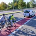 Verkehrssituation mit Auto und Radfahrer*innen