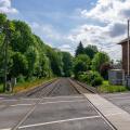 Abgebildet ist ein Bahnübergang in ländlicher Umgebung. 