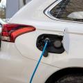 Ein Ladekabel steckt im Ladeanschluss eines Elektroautos
