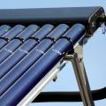 Eine Solaranlage die Wasser durch Sonneneinstrahlung in Rohren erwärmt auf einem Dach.