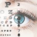 Im Fokus steht ein menschliches Auge. Links neben und mittig vor dem Auge sind Buchstaben und Zahlen wie bei einer ärztlichen Augenuntersuchung abgebildet.
