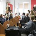 Jugendliche Auszubildende arbeiten im Rahmen des Technikum im Friseursalon in Polen.