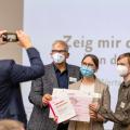 Preisträger*innen der Klasse 9b des Walburgis-Gymnasiums Menden mit Regierungspräsident Hans-Josef Vogel