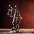 Abgebildet ist die Justitia als Bronzefigur. Sie ist das Symbol für Gerechtigkeit und Rechtspflege. In der rechten Hand trägt sie eine Pendelwaage und in der linken Hand ein Schwert. Ihre Augen sind mit einem Stück Stoff verbunden. 