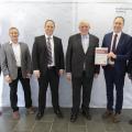 (v.l.n.r.) Moritz Schäfer, BR Münster, Regierungsvizepräsident Volker Milk und Sebastian Bussmann von der BR Arnsberg, Minister Karl-Josef Laumann sowie von der DRK-Kinderklinik Siegen Carsten Jochum, Geschäftsführer, und Dr. Heiner Ellebracht, Chefarzt der Kinder- und Jugendpsychiatrie