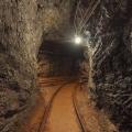 Abgebildet sind Schienen im Bergbau unter Tage. 