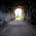 Abgebildet ist das Innere eines Tunnels mit Blick in Richtung Ausgang. 