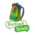 Ein Logo zu dem Projekt "Rucksack Schule". Ein gemalter Schulrucksack, darunter zwei Sprechblasen, eine mit dem Wort Rucksack, eine mit dem Wort Schule