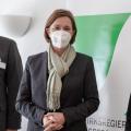Gruppenbild mit Staatsekretär Mathias Richter und Ministerin Yvonne Gebauer vom Schulministerium NRW sowie Dezernentin Dr. Birte Güting und Regierungspräsident Hans-Josef Vogel von der BR Arnsberg