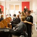 Jugendliche Auszubildende arbeiten im Rahmen des Technikums im Friseursalon in Polen 