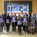 Die Auszubildenden mit ihren Europässen mit Vertreter*innen vom Berufskolleg Meschede, dem Personalbereich sowie der EU-Geschäftsstelle für Wirtschaft und Berufsbildung bei der Bezirksregierung Arnsberg 