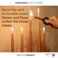 Abgebildet sind mehrere brennende Kerzen und eine Hand, die ein Feuerzeug betätigt sowie der Text "Damit Sie nicht im Dunkeln sitzen: Kerzen und Feuer sollten Sie immer haben."