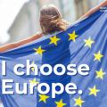 Abgebildet ist eine Frau, die eine Flagge der EU hochhält. Unten steht "I choose Europe." (zu Deutsch: "Ich wähle Europa.")