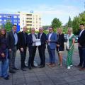 Übergabe des Förderbescheids am Lendringser Platz mit (v.l.) Heike Schulze (Planung und Bauordnung), Uwe Siemonsmeier (Stadtkämmerer), Jörg Müller (Baudezernent), Bürgermeister Dr. Roland Schröder, Regierungspräsident Heinrich Böckelühr, Matthias Eggers (MdL der CDU aus Menden), Henni Krabbe (Erste Beigeordnete) und Jan Peters (Dezernent Bereich Städtebauförderung Bezirksregierung Arnsberg) 