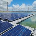 Auf dem Wasser schwimmendes Solarmodul als Solarzellenfarm