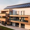 Neubau mit solar Paneelen auf dem Dach