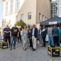 Gruppenbild vor dem Dienstgebäude der Bezirksregierung