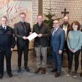 Förderbescheid-Übergabe in Lennestadt – mit dabei waren (v.l.n.r.) Peter Quinke (Leiter Stadtwerke), Markus Hamers (Leiter der Feuerwehr), Bürgermeister Tobias Puspas, Thomas Sommer von der Bezirksregierung, Karsten Schürheck (Beigeordneter), Stefan Müller (Bereichsleiter Sicherheit und Ordnung), Martina Dobbener (Bereichsleiterin Bauverwaltung, zuständig für Förderprogramme), Jochen Biermann (Kämmerer)  