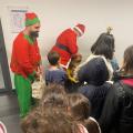 Der Nikolaus und ein Weihnachtself verteilen Geschenke