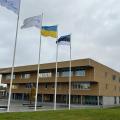 Abgebildet ist das Gebäude und die Flagge der Ukraine sowie der von Estland. 