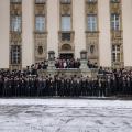 Regierungspräsident Heinrich Böckelühr mit rund 170 Schornsteinfegerinnen und Schornsteinfeger auf der Freitreppe des Dienstgebäudes der Bezirksregierung Arnsberg in der Dortmunder Goebenstraße