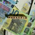 Abgebildet sind mehrere Euro-Geldscheine und das Wort "Wohngeld".