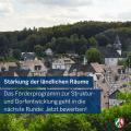 Abgebildet ist ein Dorf in ländlicher Umgebung. Im Vordergrund steht geschrieben: "Stärkung der ländlichen Räume. Das Förderprogramm zur Struktur- und Dorfentwicklung geht in die nächste Runde: Jetzt bewerben!"