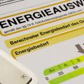 Bild eines Formulars Energieausweis unter einer Tastatur.