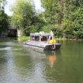 Ein Boot befährt einen Fluss