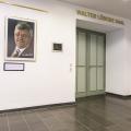 Abgebildet ist der Eingangsbereich des Walter Lübcke Saals bei der Bezirksregierung Arnsberg.