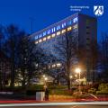 Blick auf das Hauptgebäuder der Bezirksregierung Arnsberg bei Nacht