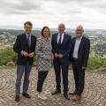 Gruppenbild vor dem Hintergrund der Stadt Porta Westfalica