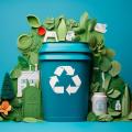 Abgebildet ist eine blaue Mülltonne mit einem Recycling Symbol. Neben der Mülltonne sind grüne Akzente gesetzt worden. 
