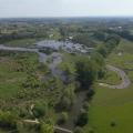 Luftbild einer Flusslandschaft mit Überflutungen