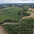 Luftaufnahme eins Flusses mit Erdarbeiten am Ufer