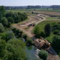 Luftaufnahme der Baustelle am Flussufer