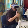 Eine Person mit VR-Brille zeigt einen Daumen hoch