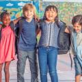 Kinder die sich umarmen