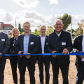 Gruppenbild beim Zerschneiden eines blauen Bandes