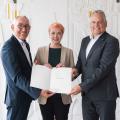 Gruppenbild: Regierungspräsident Heinrich Böckelühr überreicht in Anwesenheit von Olaf Stelse (Bürgermeister Kierspe, r.) eine öffentliche Belobigung an Julia Schoenfuß für eine Rettungstat