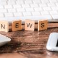 Holzklötze mit jeweils einem Buchstaben ergeben das Wort Newsletter