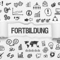 Das Wort Fortbildung auf einem weißen Papier mit vielen verschiedenen Symbolen.