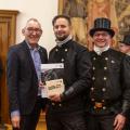 Regierungspräsident Böckelühr im Kreise der bestellten Schornsteinfeger