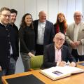 Regierungspräsident Heinrich Böckelühr trug sich ins Goldene Buch der Stadt Olsberg ein. 