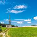 Ein Förderturm auf einem Feld